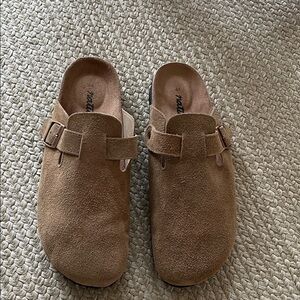 Men’s Tan Suede Birkenstock Boston lookalikes from Natura Selection. Size 10 US